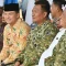 # Panen Raya Tebu di Majalengka, Wabup Dena: Produksi Diproyeksikan Capai 444 Ribu Ton **MAJALENGKA** – Wakil Bupati Majalengka Dena Muhamad Ramdhan menegaskan komoditas **tebu Majalengka** menjadi salah satu kekuatan utama sektor pertanian daerah yang memiliki prospek besar untuk mendukung swasembada gula nasional sekaligus meningkatkan kesejahteraan petani. Pernyataan tersebut disampaikan Dena saat menghadiri Panen Raya TNI Tahun 2026 di Desa Sumber Kulon, Kecamatan Jatitujuh, Jumat (17/7/2026). Menurut Dena, saat ini **tebu Majalengka** ditanam di lahan seluas sekitar 6.300 hektare yang dikelola oleh 2.818 petani dalam 113 kelompok tani. Potensi tersebut dinilai masih sangat besar untuk terus dikembangkan karena kebutuhan gula di Jawa Barat masih jauh melebihi produksi yang tersedia. "Ini menjadi peluang bagi petani Majalengka untuk meningkatkan produksi sekaligus kesejahteraan. Pemerintah daerah akan terus hadir melalui penguatan kolaborasi, pendampingan, dan dukungan terhadap sektor pertanian," ujar Dena. Ia menjelaskan, kebutuhan gula di Jawa Barat mencapai sekitar 400 ribu ton per tahun. Namun, produksi yang ada saat ini baru berkisar 100 ribu ton sehingga masih terdapat peluang besar bagi daerah penghasil, termasuk Majalengka, untuk meningkatkan kontribusinya. Dena mengungkapkan, pada panen tahap pertama tahun 2026, sekitar 1.100 hektare lahan telah dipanen. Jika seluruh areal **tebu Majalengka** selesai dipanen, total produksi diperkirakan mencapai sekitar **444.000 ton tebu** atau setara dengan sekitar **31.000 ton gula kristal**. Menurutnya, capaian tersebut akan memberikan dampak positif terhadap perekonomian daerah, khususnya bagi ribuan petani yang menggantungkan penghidupan dari sektor perkebunan tebu. Untuk itu, Pemerintah Kabupaten Majalengka berkomitmen terus memperkuat sinergi dengan Pemerintah Provinsi Jawa Barat, TNI Angkatan Udara, BUMN, serta kelompok tani agar produktivitas dan kualitas hasil panen terus meningkat. "Keberhasilan sektor tebu bukan hanya mendukung target swasembada gula nasional, tetapi juga memperkuat perekonomian masyarakat pedesaan dan meningkatkan pendapatan ribuan petani di Majalengka," kata Dena. Panen tebu di Desa Sumber Kulon merupakan bagian dari Panen Raya TNI Tahun 2026 yang dilaksanakan serentak di 42 titik di Indonesia dan dipimpin Presiden RI Prabowo Subianto dari Lanud Abdulrahman Saleh, Malang, Jawa Timur. Dalam kesempatan tersebut, Panglima TNI Jenderal TNI Agus Subiyanto menjelaskan TNI mendapat mandat mendampingi tiga komoditas strategis nasional, yaitu tebu oleh TNI Angkatan Udara, padi oleh TNI Angkatan Darat, dan kedelai oleh TNI Angkatan Laut sebagai bentuk dukungan terhadap program ketahanan pangan nasional. Di Kabupaten Majalengka, kegiatan panen raya dipimpin Panglima Kodau I Marsda TNI Erwin Sugiandi, M.Han, serta dihadiri Sekretaris Daerah Provinsi Jawa Barat Herman Suryatman, Wakil Bupati Majalengka Dena Muhamad Ramdhan, Komandan Lanud Sugiri Sukani Letkol Pnb Yudisthira, unsur Forkopimda Kabupaten Majalengka, perwakilan BUMN, dan ratusan petani tebu