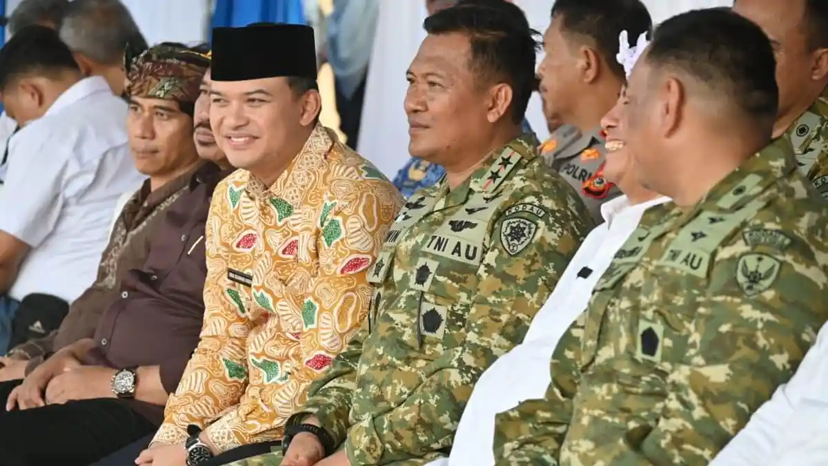 # Panen Raya Tebu di Majalengka, Wabup Dena: Produksi Diproyeksikan Capai 444 Ribu Ton **MAJALENGKA** – Wakil Bupati Majalengka Dena Muhamad Ramdhan menegaskan komoditas **tebu Majalengka** menjadi salah satu kekuatan utama sektor pertanian daerah yang memiliki prospek besar untuk mendukung swasembada gula nasional sekaligus meningkatkan kesejahteraan petani. Pernyataan tersebut disampaikan Dena saat menghadiri Panen Raya TNI Tahun 2026 di Desa Sumber Kulon, Kecamatan Jatitujuh, Jumat (17/7/2026). Menurut Dena, saat ini **tebu Majalengka** ditanam di lahan seluas sekitar 6.300 hektare yang dikelola oleh 2.818 petani dalam 113 kelompok tani. Potensi tersebut dinilai masih sangat besar untuk terus dikembangkan karena kebutuhan gula di Jawa Barat masih jauh melebihi produksi yang tersedia. "Ini menjadi peluang bagi petani Majalengka untuk meningkatkan produksi sekaligus kesejahteraan. Pemerintah daerah akan terus hadir melalui penguatan kolaborasi, pendampingan, dan dukungan terhadap sektor pertanian," ujar Dena. Ia menjelaskan, kebutuhan gula di Jawa Barat mencapai sekitar 400 ribu ton per tahun. Namun, produksi yang ada saat ini baru berkisar 100 ribu ton sehingga masih terdapat peluang besar bagi daerah penghasil, termasuk Majalengka, untuk meningkatkan kontribusinya. Dena mengungkapkan, pada panen tahap pertama tahun 2026, sekitar 1.100 hektare lahan telah dipanen. Jika seluruh areal **tebu Majalengka** selesai dipanen, total produksi diperkirakan mencapai sekitar **444.000 ton tebu** atau setara dengan sekitar **31.000 ton gula kristal**. Menurutnya, capaian tersebut akan memberikan dampak positif terhadap perekonomian daerah, khususnya bagi ribuan petani yang menggantungkan penghidupan dari sektor perkebunan tebu. Untuk itu, Pemerintah Kabupaten Majalengka berkomitmen terus memperkuat sinergi dengan Pemerintah Provinsi Jawa Barat, TNI Angkatan Udara, BUMN, serta kelompok tani agar produktivitas dan kualitas hasil panen terus meningkat. "Keberhasilan sektor tebu bukan hanya mendukung target swasembada gula nasional, tetapi juga memperkuat perekonomian masyarakat pedesaan dan meningkatkan pendapatan ribuan petani di Majalengka," kata Dena. Panen tebu di Desa Sumber Kulon merupakan bagian dari Panen Raya TNI Tahun 2026 yang dilaksanakan serentak di 42 titik di Indonesia dan dipimpin Presiden RI Prabowo Subianto dari Lanud Abdulrahman Saleh, Malang, Jawa Timur. Dalam kesempatan tersebut, Panglima TNI Jenderal TNI Agus Subiyanto menjelaskan TNI mendapat mandat mendampingi tiga komoditas strategis nasional, yaitu tebu oleh TNI Angkatan Udara, padi oleh TNI Angkatan Darat, dan kedelai oleh TNI Angkatan Laut sebagai bentuk dukungan terhadap program ketahanan pangan nasional. Di Kabupaten Majalengka, kegiatan panen raya dipimpin Panglima Kodau I Marsda TNI Erwin Sugiandi, M.Han, serta dihadiri Sekretaris Daerah Provinsi Jawa Barat Herman Suryatman, Wakil Bupati Majalengka Dena Muhamad Ramdhan, Komandan Lanud Sugiri Sukani Letkol Pnb Yudisthira, unsur Forkopimda Kabupaten Majalengka, perwakilan BUMN, dan ratusan petani tebu