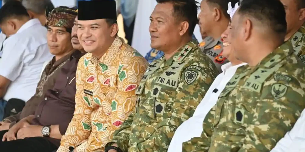 # Panen Raya Tebu di Majalengka, Wabup Dena: Produksi Diproyeksikan Capai 444 Ribu Ton **MAJALENGKA** – Wakil Bupati Majalengka Dena Muhamad Ramdhan menegaskan komoditas **tebu Majalengka** menjadi salah satu kekuatan utama sektor pertanian daerah yang memiliki prospek besar untuk mendukung swasembada gula nasional sekaligus meningkatkan kesejahteraan petani. Pernyataan tersebut disampaikan Dena saat menghadiri Panen Raya TNI Tahun 2026 di Desa Sumber Kulon, Kecamatan Jatitujuh, Jumat (17/7/2026). Menurut Dena, saat ini **tebu Majalengka** ditanam di lahan seluas sekitar 6.300 hektare yang dikelola oleh 2.818 petani dalam 113 kelompok tani. Potensi tersebut dinilai masih sangat besar untuk terus dikembangkan karena kebutuhan gula di Jawa Barat masih jauh melebihi produksi yang tersedia. "Ini menjadi peluang bagi petani Majalengka untuk meningkatkan produksi sekaligus kesejahteraan. Pemerintah daerah akan terus hadir melalui penguatan kolaborasi, pendampingan, dan dukungan terhadap sektor pertanian," ujar Dena. Ia menjelaskan, kebutuhan gula di Jawa Barat mencapai sekitar 400 ribu ton per tahun. Namun, produksi yang ada saat ini baru berkisar 100 ribu ton sehingga masih terdapat peluang besar bagi daerah penghasil, termasuk Majalengka, untuk meningkatkan kontribusinya. Dena mengungkapkan, pada panen tahap pertama tahun 2026, sekitar 1.100 hektare lahan telah dipanen. Jika seluruh areal **tebu Majalengka** selesai dipanen, total produksi diperkirakan mencapai sekitar **444.000 ton tebu** atau setara dengan sekitar **31.000 ton gula kristal**. Menurutnya, capaian tersebut akan memberikan dampak positif terhadap perekonomian daerah, khususnya bagi ribuan petani yang menggantungkan penghidupan dari sektor perkebunan tebu. Untuk itu, Pemerintah Kabupaten Majalengka berkomitmen terus memperkuat sinergi dengan Pemerintah Provinsi Jawa Barat, TNI Angkatan Udara, BUMN, serta kelompok tani agar produktivitas dan kualitas hasil panen terus meningkat. "Keberhasilan sektor tebu bukan hanya mendukung target swasembada gula nasional, tetapi juga memperkuat perekonomian masyarakat pedesaan dan meningkatkan pendapatan ribuan petani di Majalengka," kata Dena. Panen tebu di Desa Sumber Kulon merupakan bagian dari Panen Raya TNI Tahun 2026 yang dilaksanakan serentak di 42 titik di Indonesia dan dipimpin Presiden RI Prabowo Subianto dari Lanud Abdulrahman Saleh, Malang, Jawa Timur. Dalam kesempatan tersebut, Panglima TNI Jenderal TNI Agus Subiyanto menjelaskan TNI mendapat mandat mendampingi tiga komoditas strategis nasional, yaitu tebu oleh TNI Angkatan Udara, padi oleh TNI Angkatan Darat, dan kedelai oleh TNI Angkatan Laut sebagai bentuk dukungan terhadap program ketahanan pangan nasional. Di Kabupaten Majalengka, kegiatan panen raya dipimpin Panglima Kodau I Marsda TNI Erwin Sugiandi, M.Han, serta dihadiri Sekretaris Daerah Provinsi Jawa Barat Herman Suryatman, Wakil Bupati Majalengka Dena Muhamad Ramdhan, Komandan Lanud Sugiri Sukani Letkol Pnb Yudisthira, unsur Forkopimda Kabupaten Majalengka, perwakilan BUMN, dan ratusan petani tebu